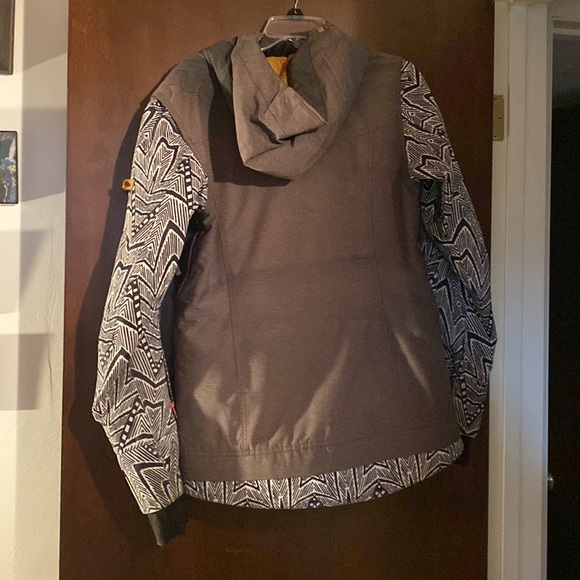 Small Roxy Snow jacket. Gray with black and white patterned sleeves. - Picture 2 of 4